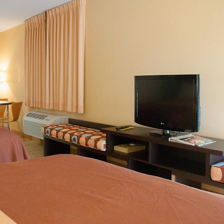 ซูเปอร์ 8 บาย วินด์แฮม อินดิโอ Hotel ภายนอก รูปภาพ