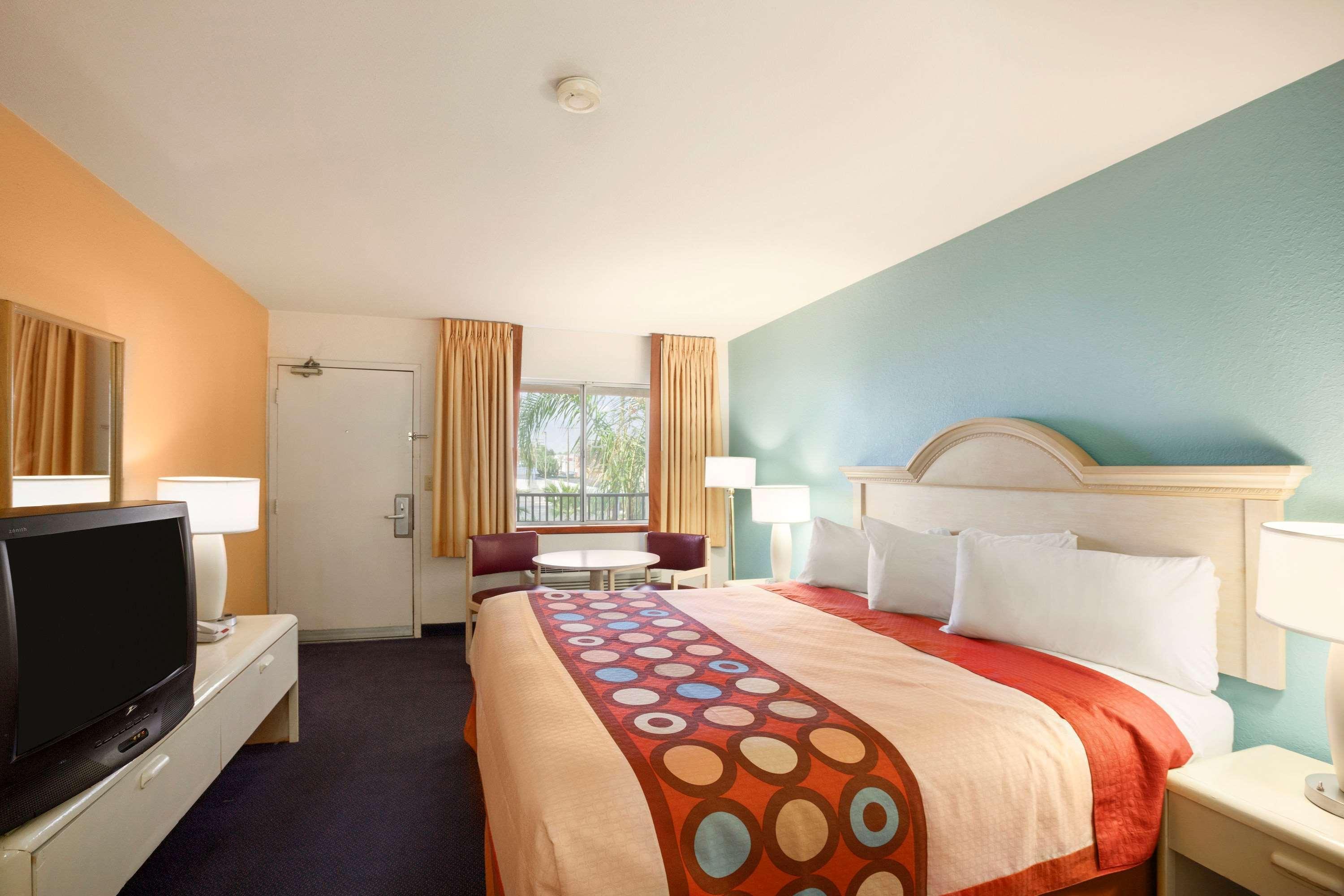 ซูเปอร์ 8 บาย วินด์แฮม อินดิโอ Hotel ภายนอก รูปภาพ